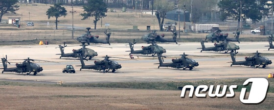 1일 오후 경기도 평택 캠프 험프리스에 미군 헬기들이 계류돼 있다. 2020.4.1/뉴스1 © News1 조태형 기자