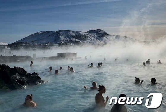 아이슬란드 블루라군 호수에서이 온천욕 © 로이터=뉴스1
