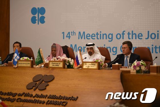 OPEC+ 회원국 석유장관들이 회의를 하고 있는 모습 © AFP=뉴스1 자료 사진 
