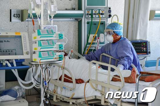 멕시코 톨루카의 한 병원에서 간호사가 신종 코로나바이러스 감염증(코로나19) 환자를 돌보고 있다. © AFP=뉴스1