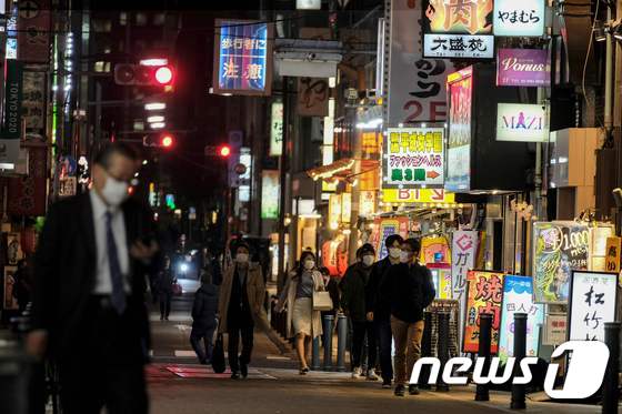 가라오케와 선술집이 몰려 있는 일본 도쿄의 거리. © AFP=뉴스1