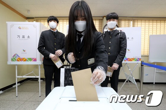 지난 10일 오후 경기 수원 팔달구 행궁동 행정복지센터 사전투표소에서 만 18세 학생 유권자들이 투표를 하고 있다. /뉴스1 