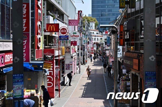 일본 정부가 긴급사태를 선언한 8일 도쿄 하라주쿠 다케시타 거리가 한산한 모습을 보이고 있다. © AFP=뉴스1
