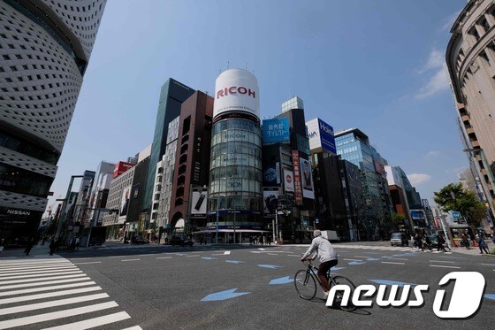일본 정부가 긴급사태를 선언한 8일 도쿄 긴자 거리에서 한 남성이 자전거를 타고 지나가고 있다. © AFP=뉴스1