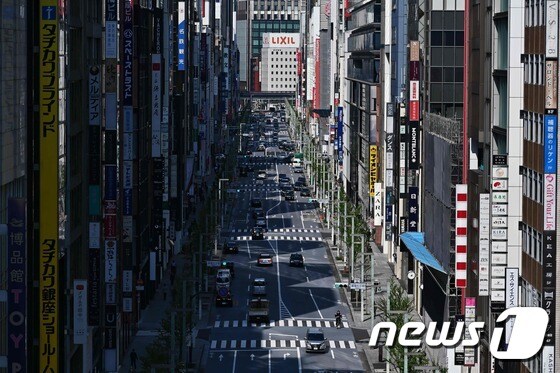 일본 정부가 긴급사태를 선언한 8일 도쿄 긴자 지역의 한 도로. 통근 시간인데도 평소보다 통행량이 훨씬 적다. © AFP=뉴스1
