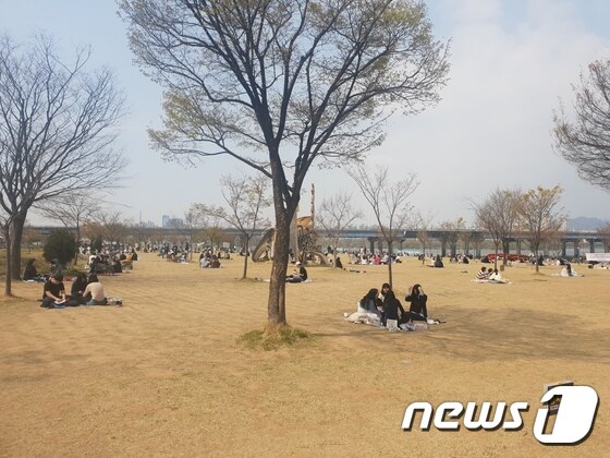11일 오후 서울 여의도 한강공원을 찾은 시민들이 멀찍이 거리를 두고 나들이를 즐기고 있다.2020.04.11/뉴스1 한유주 기자© 뉴스1