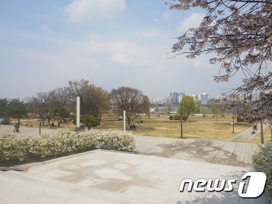 11일 오후 서울 여의도 한강공원이 한산한 모습을 보이고 있다.2020.04.11/뉴스1 한유주 기자 © 뉴스1