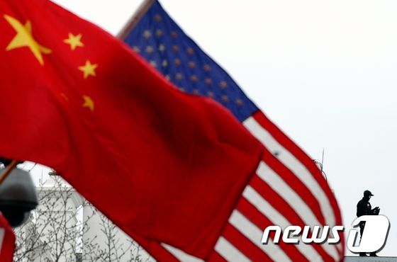 중국 오성홍기(앞쪽)과 미국 성조기. © AFP=뉴스1