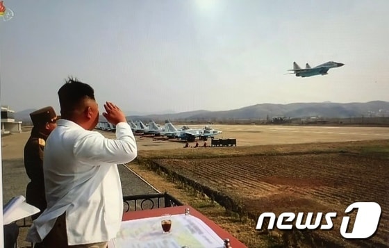 이륙하는 전투기를 향해 거수경례하는 김정은 노동당 총비서. (출처=조선중앙TV 갈무리) © 뉴스1