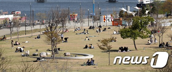 지난 13일 오후 서울 여의도 한강공원을 찾은 시민들이 야외활동을 즐기고 있다. 2020.4.13/뉴스1 © News1 박지혜 기자
