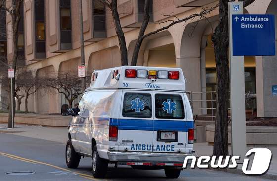 미국 매사추세츠주 보스턴의 코로나19 지정 진료소인 브리검여성병원으로 구급차가 들어가고 있다. © AFP=뉴스1