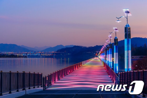 한국관광공사의 야간관광지 100선에 선정된 충주 탄금호 무지개길 모습.(뉴스1 DB)2021.9.17/© 뉴스1