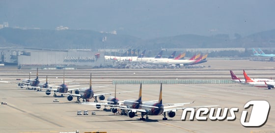 인천국제공항 계류장에 비행기가 계류돼있다.  2020.4.14/뉴스1 © News1 황기선 기자