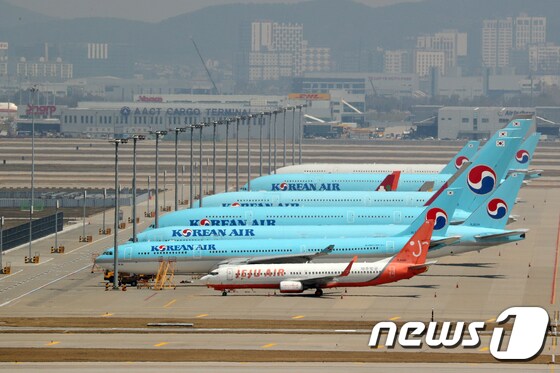14일 인천국제공항 계류장에 비행기가 계류돼있다. 2020.4.14/뉴스1 © News1 황기선 기자