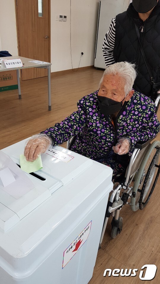 충북 옥천군 최고령 유권자인 116세 이용금 할머니가 15일 딸과 함께 투표소를 찾아 소중한 한 표를 행사하고 있다.2020.04.15.(옥천군 제공)./뉴스1 © News1 이성기 기자