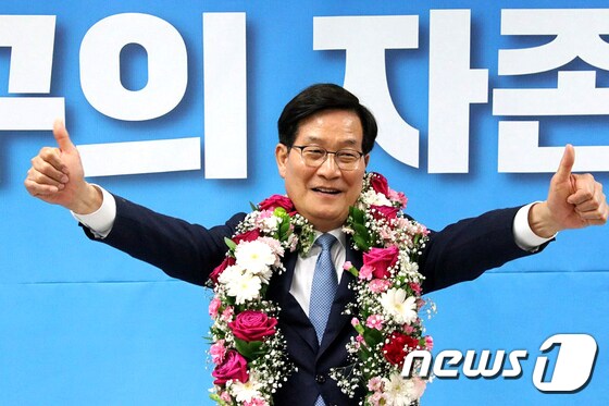 제21대 국회의원 선거일인 15일 인천 서구을 더불어민주당 신동근 당선자가 지지자들과 승리의 기쁨을 나누고 있다.(신동근 캠프제공) 2020.4.16/뉴스1