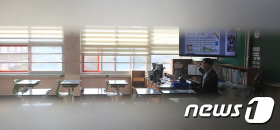 서울 서초구 한 초등학교에서 교사가 온라인 수업을 진행하고 있다./뉴스1 © News1