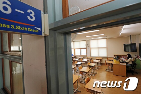 광주 한 초등학교 교실에서 담임 교사가 온라인 수업을 하는 모습. /뉴스1 DB © News1