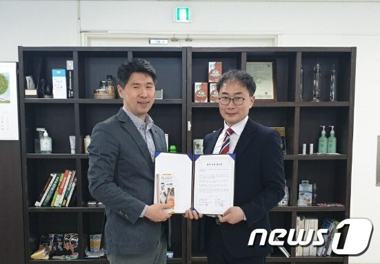 강경순 유리벳코리아 대표(오른쪽)와 이정우 에버셀 대표가 3일 업무협약을 맺고 있다. © 뉴스1