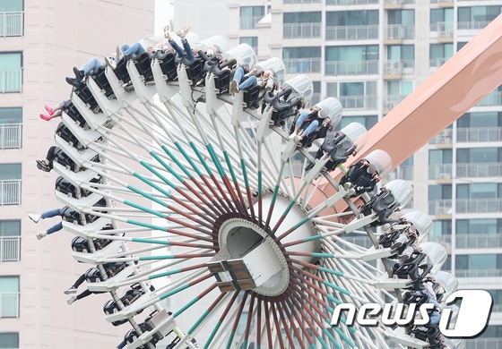 서울 송파구 롯데월드에서  시민들이 놀이기구를 이용하고 있는 모습. . /뉴스1 © News1 김진환 기자