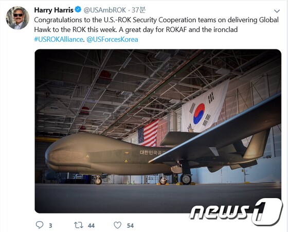 한국군이 미국으로부터 도입한 고고도 무인정찰기 글로벌호크(RQ-4) 2호기가 국내에 도착했다. 해리 해리스 주한미국대사는 19일 트위터에 