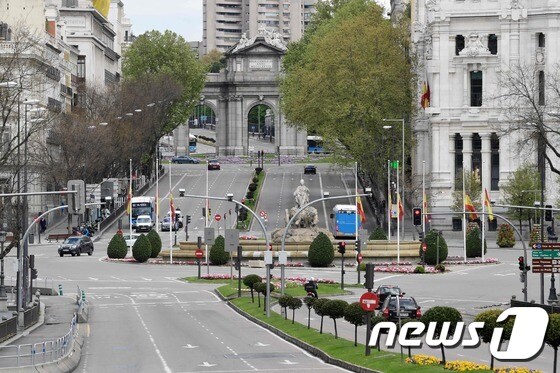 텅 비어있는 스페인 마드리드의 관광 명소 시벨레스 광장. © AFP=뉴스1