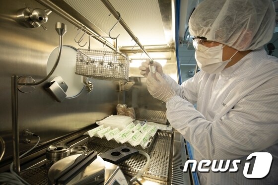 셀트리온 연구진이 코로나19 치료 항체 개발 연구를 하고 있다(제공 : 셀트리온). © 뉴스1