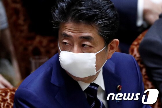 면마스크를 착용한 아베 신조 일본 총리.© 로이터=뉴스1
