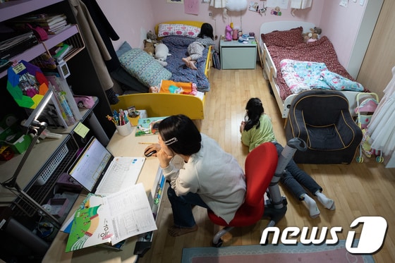 지난 20일 서울 한 가정에서 초등학생 부모가 자녀의 원격수업을 준비하고 있다. /뉴스1 © News1 유승관 기자<br><br>