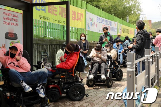 광주 북구 일곡동 살레시오고 버스 정류장에서 휠체어를 탄 장애인들이 휠체어가 탑승 가능한 저상버스를 기다리고 있다. © News1 