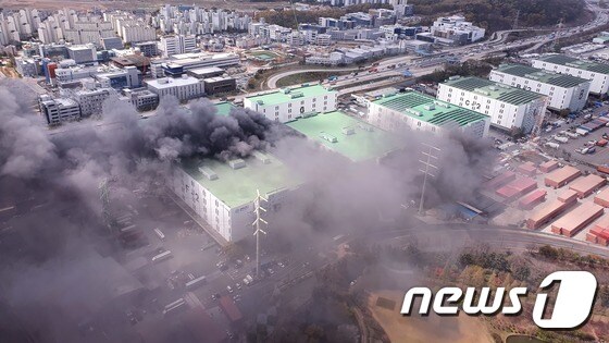 경기도 군포시 부곡동 군포물류센터 화재 모습. (경기도소방재난본부 제공) 2020.4.21/뉴스1