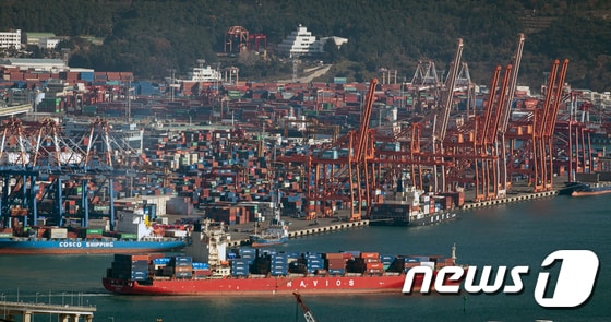  부산항 북항에서 출항하는 컨테이너선 모습. (뉴스1 DB) 2019.12.05/뉴스1 © News1 