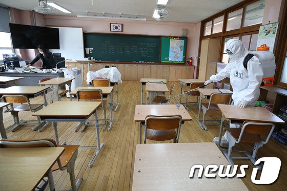21일 대구 한 초등학교 교실에서 등교 개학에 대비한 방역 작업이 이뤄지고 있다./뉴스1 © News1 공정식 기자