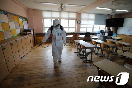21일 오전 대구 한초등학교에서 신종 코로나바이러스 감염증(코로나19) 확산 방지를 위한 방역이 이뤄지고 있다./뉴스1 © News1 공정식 기자