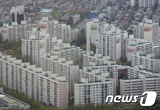 사진은 21일 서울 강남구 아파트 단지의 모습. 2020.4.21/뉴스1 © News1 신웅수 기자