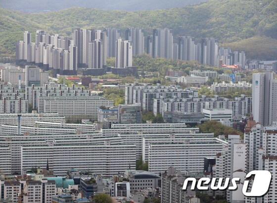  21일 서울 강남구 아파트 단지의 모습. 2020.4.21/뉴스1 © News1 신웅수 기자