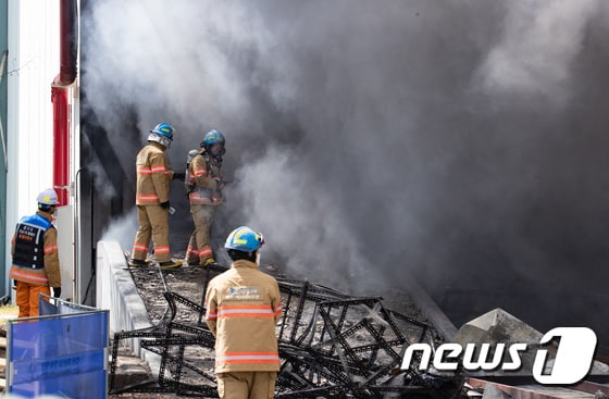 경기 군포시 부곡동 군포물류센터 화재 현장. 2020.4.21/뉴스1 © News1 이재명 기자