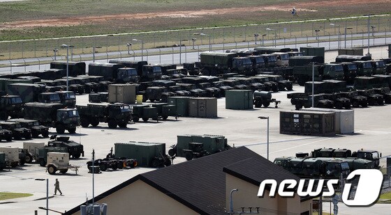 사진은 21일 오후 경기도 평택시 캠프 험프리스에 미군 차량들이 주차돼 있다. 2020.4.21/뉴스1 © News1 이재명 기자