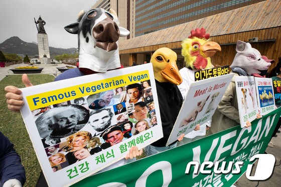 지구의 날인 22일 서울 광화문광장에서 '비건(Vegan)'을 지향하는 모든 사람들 주최로 열린 채식을 촉구하는 행사에서 참석자들이 육식 중단과 채식을 촉구하는 손팻말을 들고 있다. 2020.4.22/뉴스1 © News1 유승관 기자