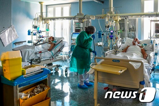 22일 이탈리아 롬바르디아주 크레모나의 한 병원 중환자실에서 환자들이 치료를 받고 있다. © AFP=뉴스1
