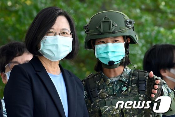차이잉원 대만 총통(왼쪽)이 9일 타이난의 한 군 부대를 방문해 군인들의 이야기를 듣고 있다. © AFP=뉴스1