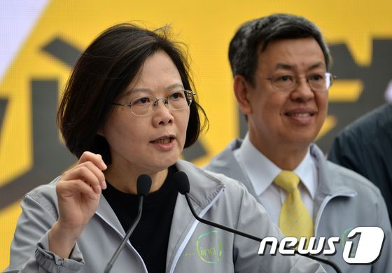 차이잉원 대만 총통(왼쪽)과 방역 전문가인 천젠런 부총통. © AFP=뉴스1