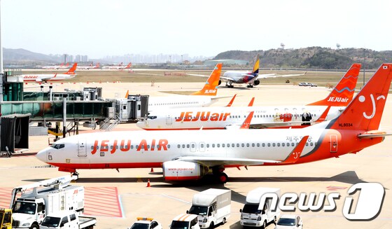 지난4월23일 인천국제공항 계류장에 비행기가 계류돼 있다.2020.4.23/뉴스1 © News1 정진욱 기자