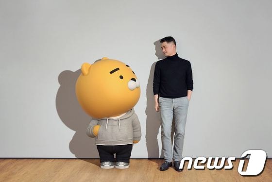 카카오프렌즈 캐릭터 '라이언'과 김범수 카카오 이사회 의장 (카카오 브런치 갈무리) © 뉴스1