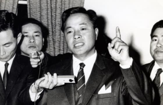 1969년 11월 8일 남산 외교구락부에서 40대 젊은 세대들이 당을 이끌어 한다며 '40대 기수론'을 외치고 있는 당시 김영삼 민주당 의원. 김영삼 민주센터 © 뉴스1