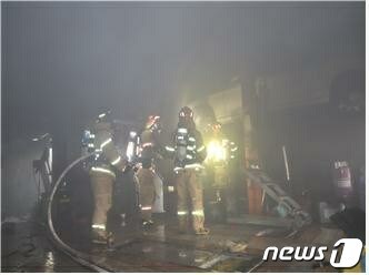 소방관들이 울산 북구 진장동 한  카센터에서 발생한 화재를 진압하고있다(울산소방본부)© 뉴스1