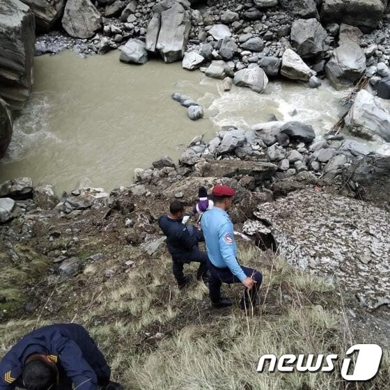 지난 1월 네팔 안나푸르나에서 눈사태로 실종된 한국인 교사 4명 가운데 2명의 시신이 발견됐다. 사진은 지난 22일 네팔인 가이드의 시신이 발견된 안나푸르나 눈사태 사고 현장 수색 모습.(포카라관광경찰 페이스북 캡처)2020.4.26/뉴스1