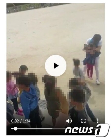 A씨가  여학생을 안고 있는 동영상 (A씨 블로그  캡쳐) © 뉴스1