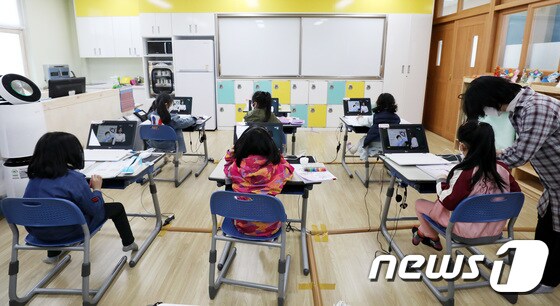 지난 4월29일 서울 강서구 소재 한 초등학교에서 학생들이 돌봄교실에서 원격수업으로 공부하고 있다./뉴스1 © News1