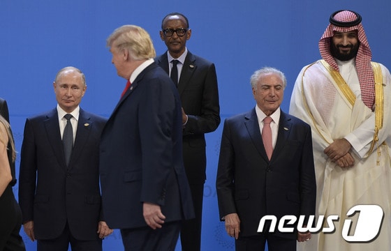 지난 2018년 12월 아르헨티나에서 열린 주요 20개국(G20) 정상회의 기념촬영 현장 모습.. 도널드 트럼프 미국 대통령(왼쪽에서 두번째), 블라디미르 푸틴 러시아 대통령(맨 왼쪽), 무함마드 빈살만 사우디아라비아 왕세자(맨 오른쪽) © AFP=뉴스1
